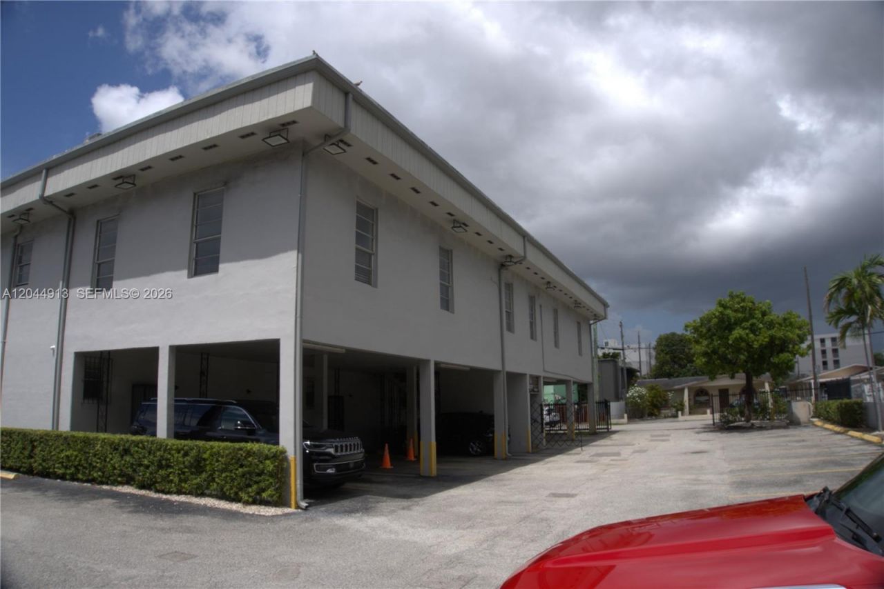 2433 NW 7th St, Miami, FL 33125 Photo