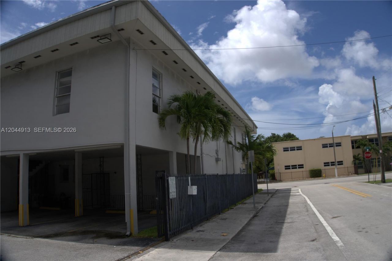 2433 NW 7th St, Miami, FL 33125 Photo