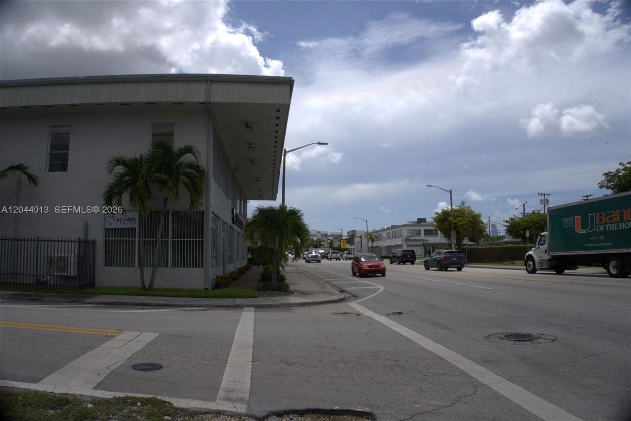 2433 NW 7th St, Miami, FL 33125 Photo