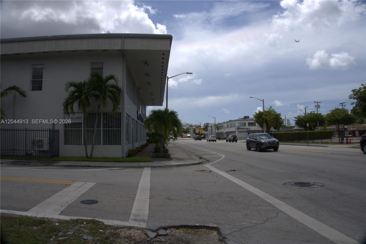 2433 NW 7th St, Miami, FL 33125 Photo