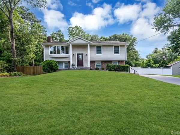 4 Dale Court, Hauppauge, NY 11788