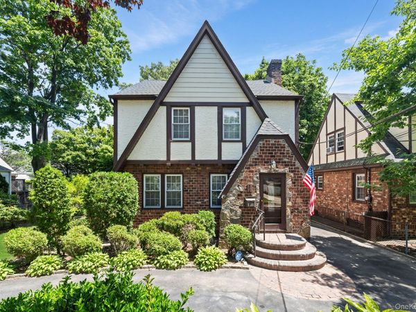 36 Lafayette Avenue, Lynbrook, NY 11563