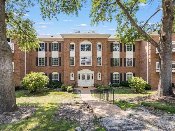 964 Claytonbrook Drive, Unit 2B, Ballwin, MO 63011