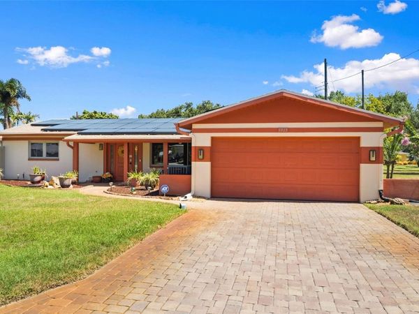 5915 46TH AVENUE N, KENNETH CITY, FL 33709
