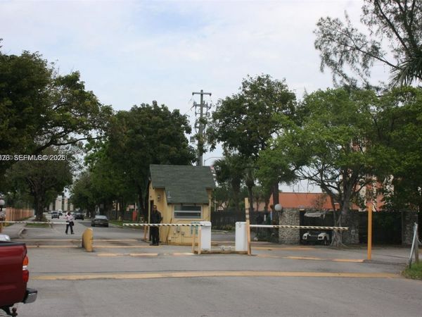 10000 NW 80th St , Unit 2147, Hialeah Gardens, FL 33016