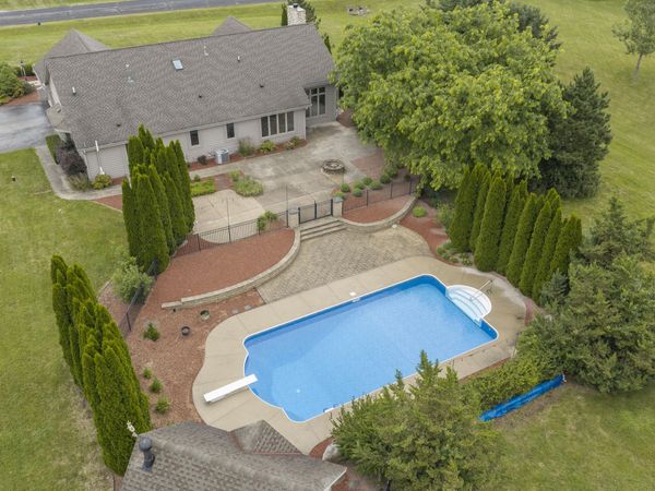 S88W34777 Nesting Ln, Eagle, WI 53119