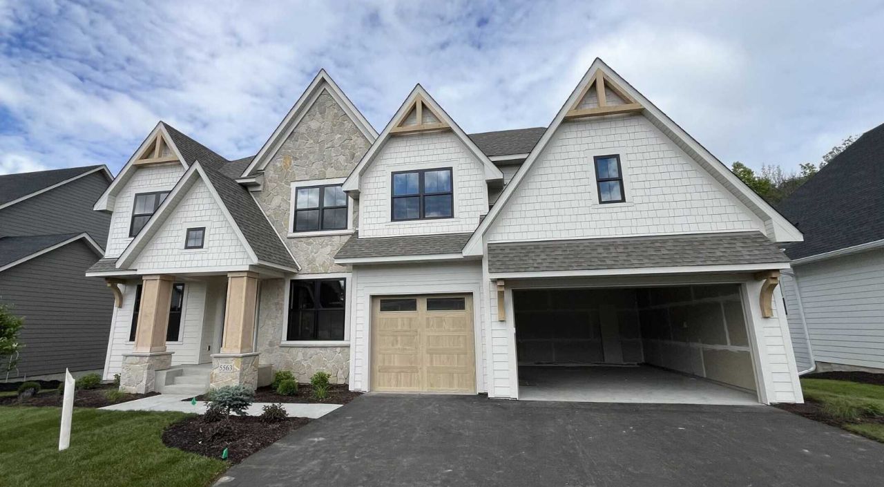 5563 Rolling Hills Parkway , Victoria, MN 55318