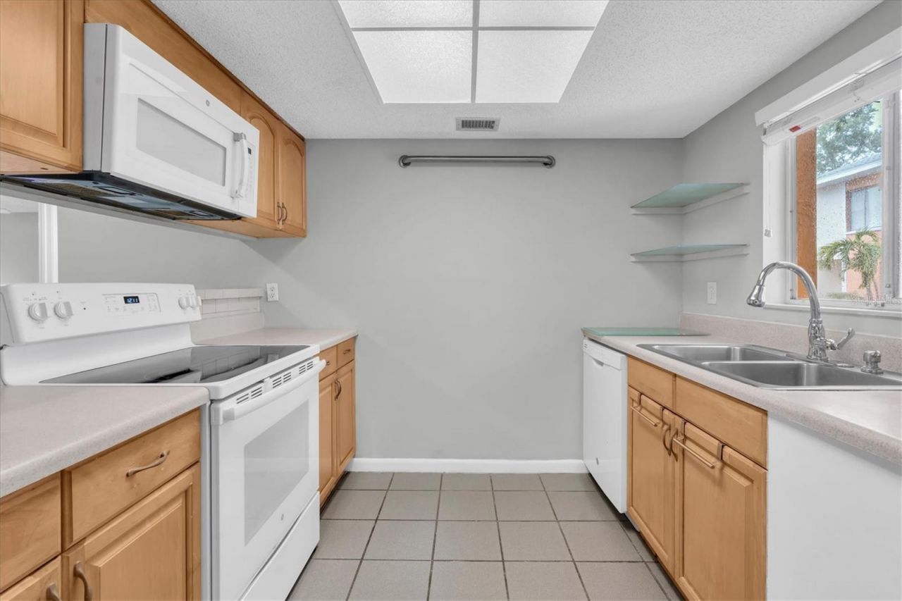 675 99th Avenue N, Unit 102, Saint Petersburg, FL 33702 Photo