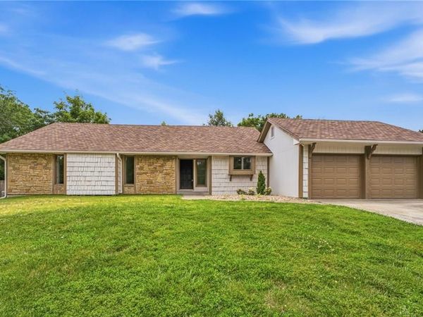 219 NW Redwood Court, Lee's Summit, MO 64064