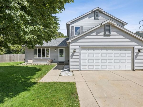 124 S Glenbrook Trail , McHenry, IL 60050