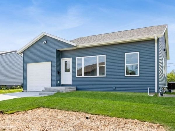 2677 SW Fruitland Blvd., Cedar Rapids, IA 52405