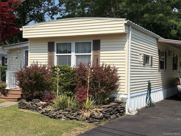 525 Riverleigh Avenue, Unit P6, Riverhead, NY 11901