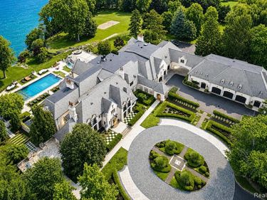 5400 Pontiac Trail, Orchard Lake Village, MI 48323