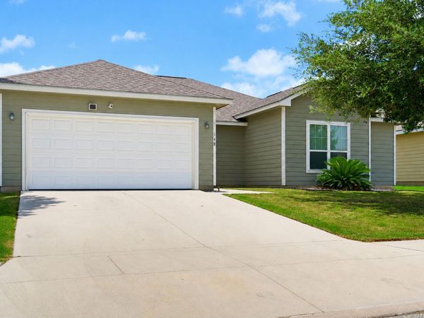 148 Lark Hill, Floresville, TX 78114