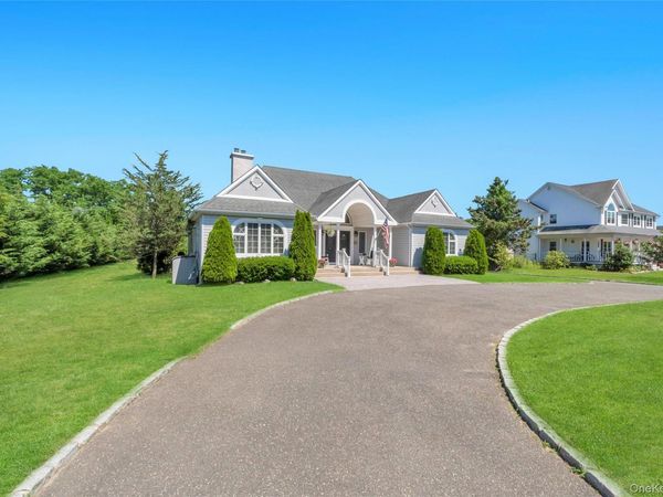 275 S Gillette Avenue , Bayport, NY 11705
