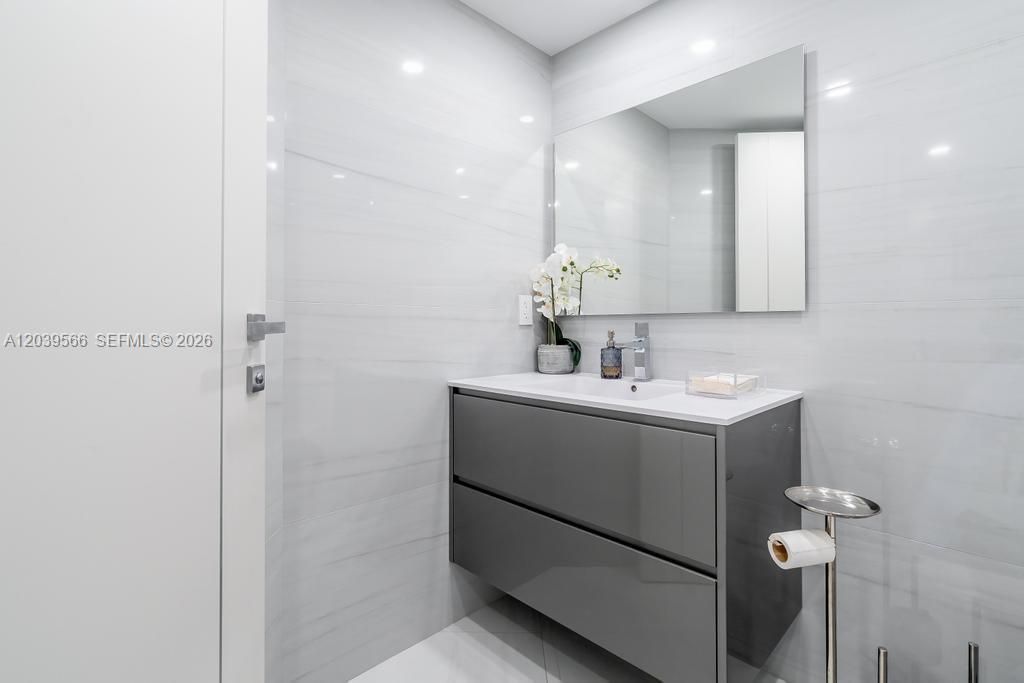 19500 Turnberry Way , Unit 16B, Aventura, FL 33180 Photo