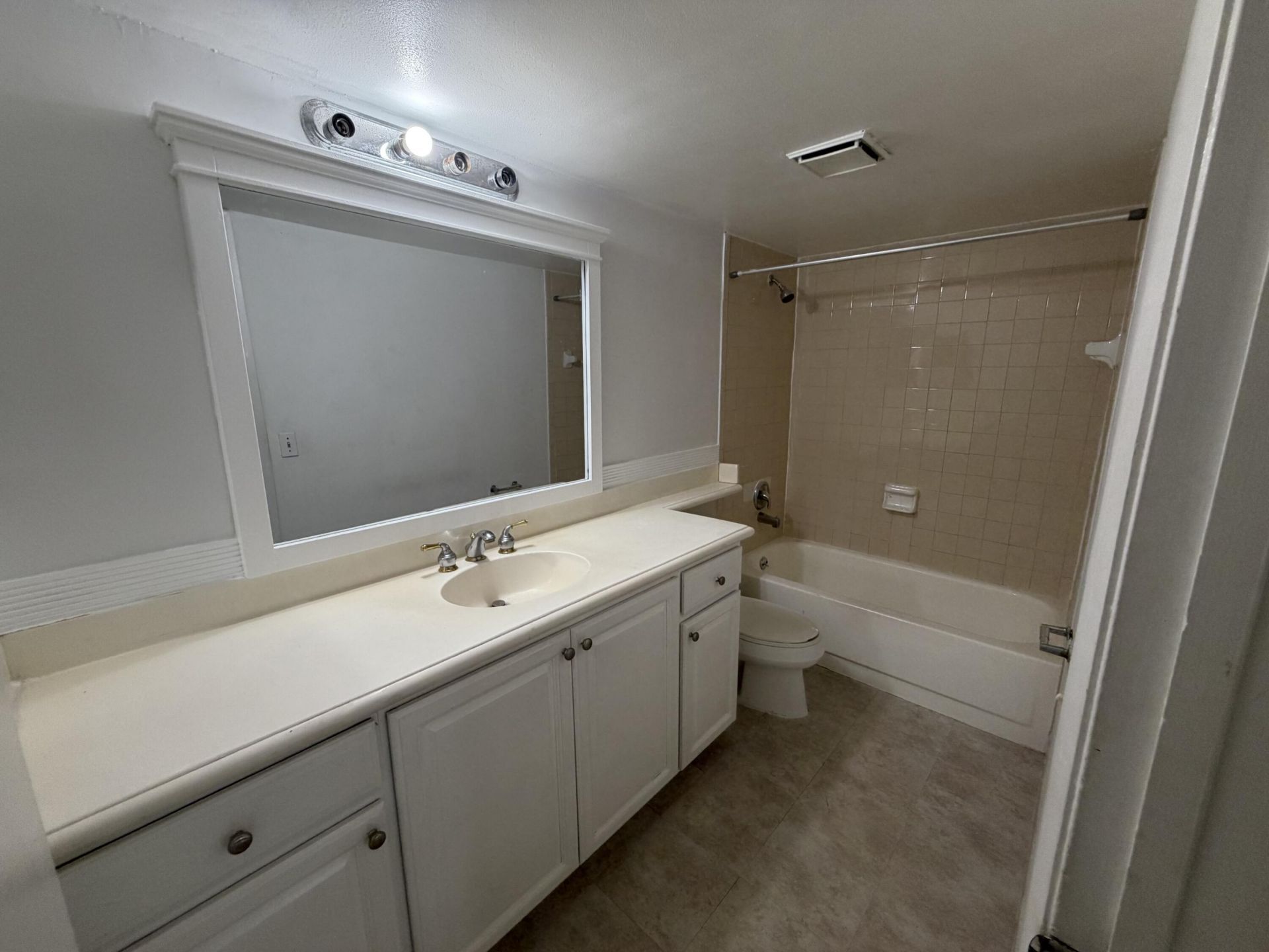 8773 Shadow Wood Boulevard, Unit 303, Coral Springs, FL 33071 Photo