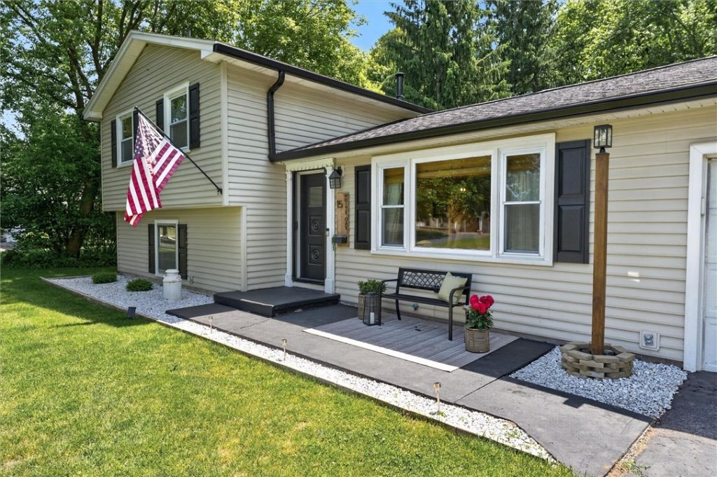 15 White Oak Lane, Fairport, NY 14450 Main Photo