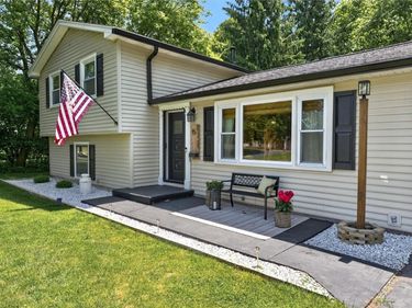 15 White Oak Lane, Fairport, NY 14450