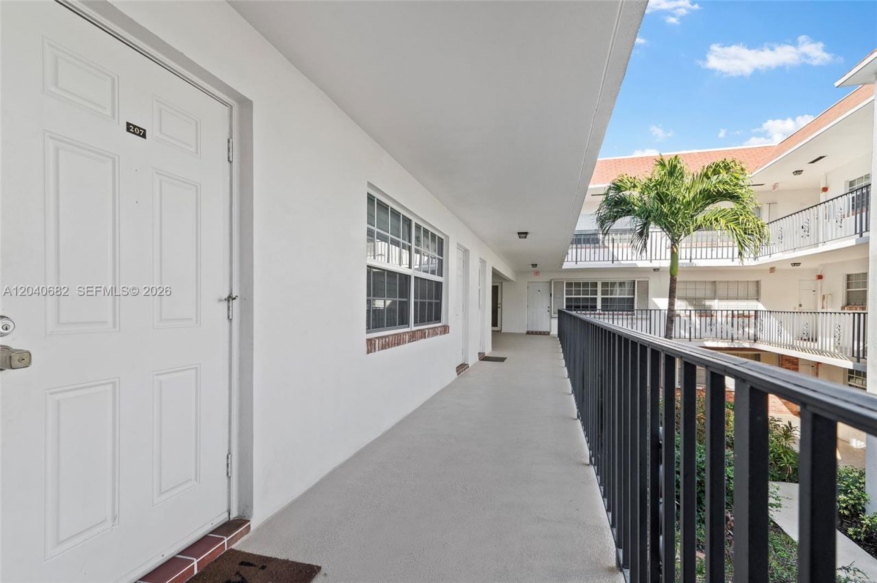 2424 NE 9th St , Unit 207, Fort Lauderdale, FL 33304 Photo