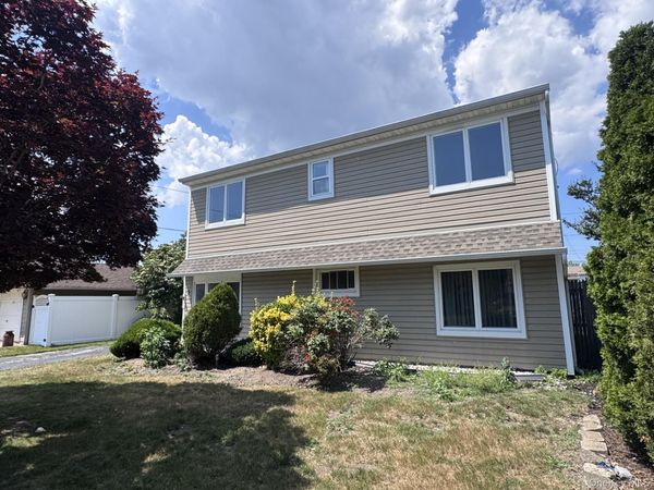 5 Trumpet Lane, Levittown, NY 11756