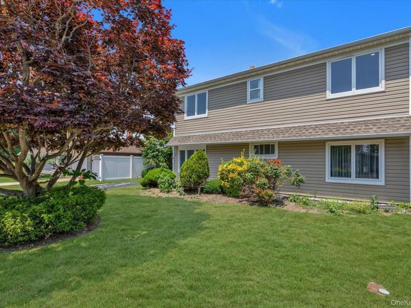 5 Trumpet Lane, Levittown, NY 11756