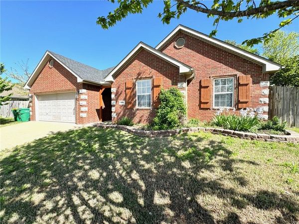 1300 Yorkshire Drive, Centerton, AR 72719