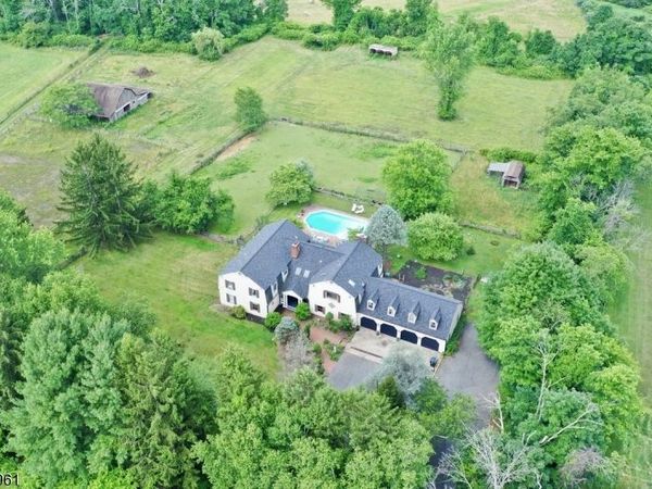 13 Farmersville Rd, Tewksbury, NJ 07830