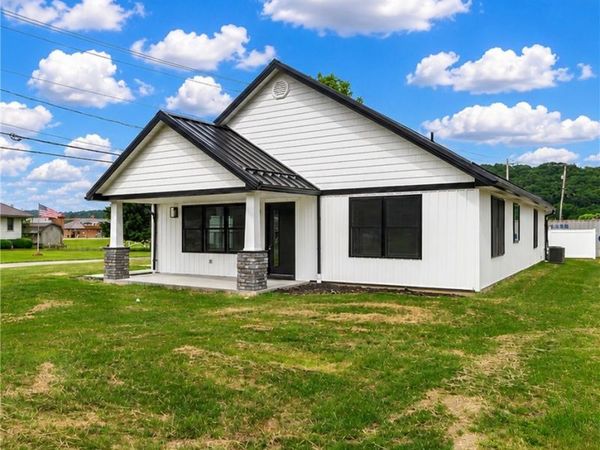 1545 Roanoke Avenue , Uhrichsville, OH 44683