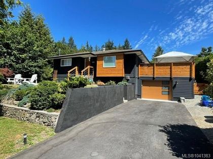5143 Santa Clara Ave Saanich, BC V8Y 1W5