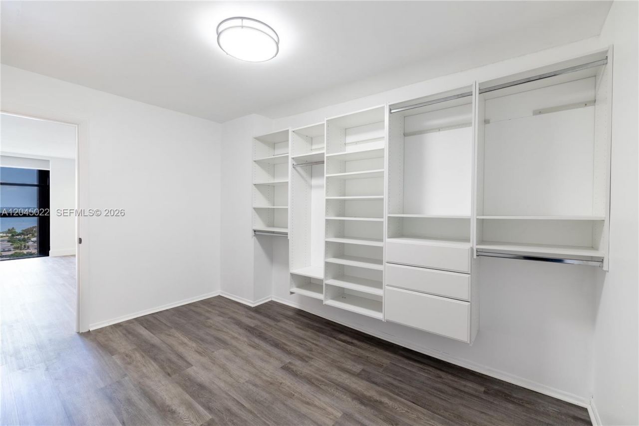 1000 Quayside Ter, Unit 1702, Miami, FL 33138 Photo