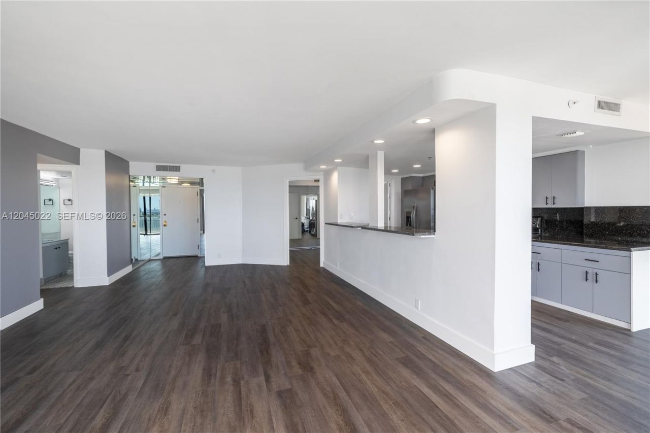1000 Quayside Ter, Unit 1702, Miami, FL 33138 Photo