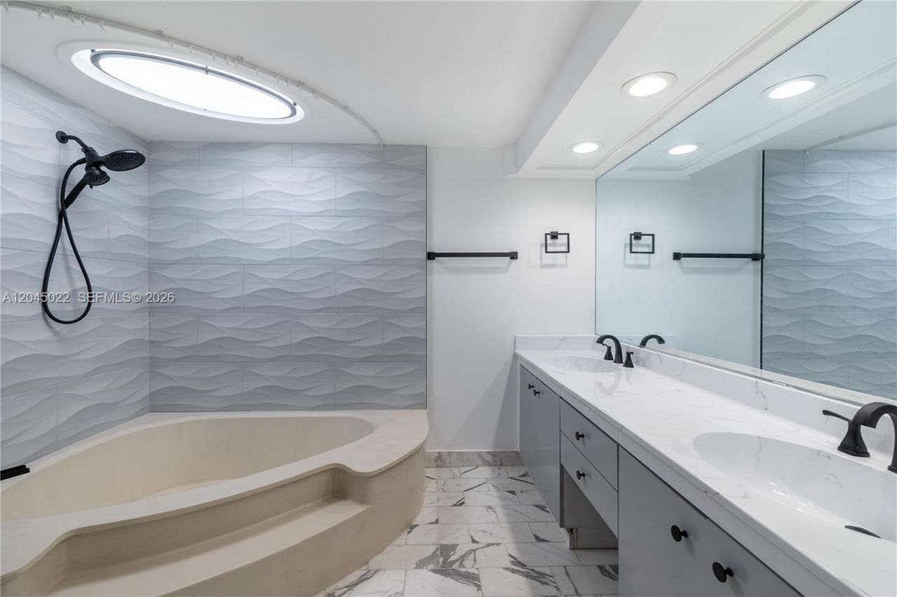 1000 Quayside Ter, Unit 1702, Miami, FL 33138 Photo