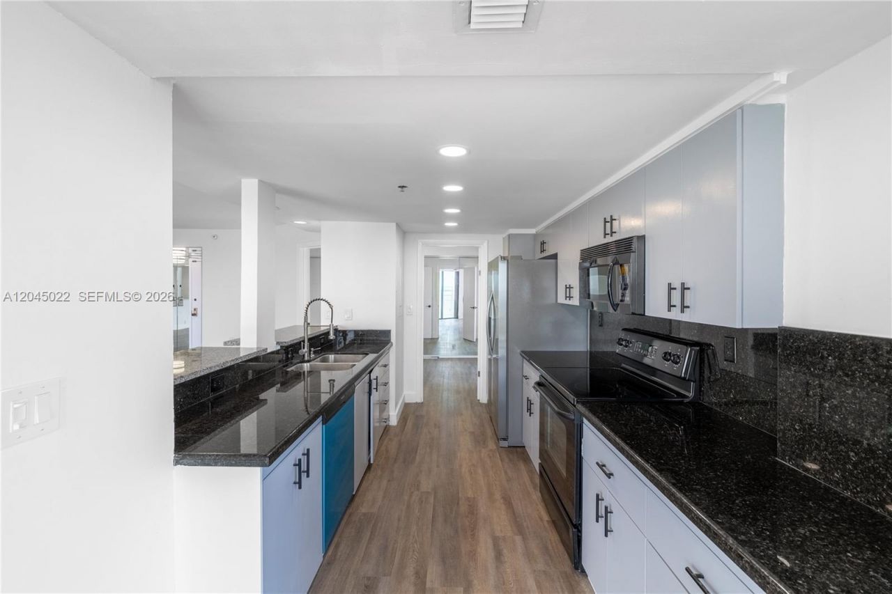 1000 Quayside Ter, Unit 1702, Miami, FL 33138 Photo
