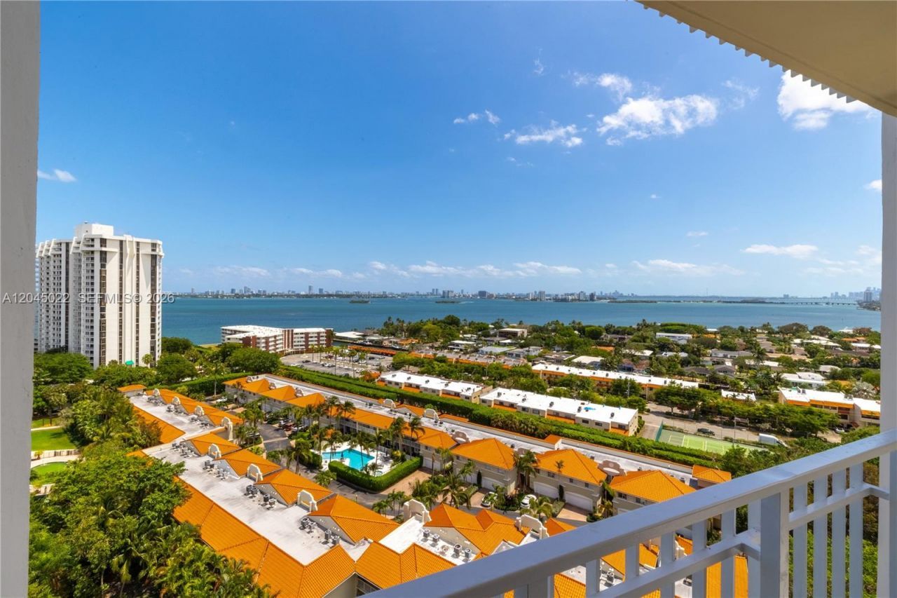 1000 Quayside Ter, Unit 1702, Miami, FL 33138 Photo