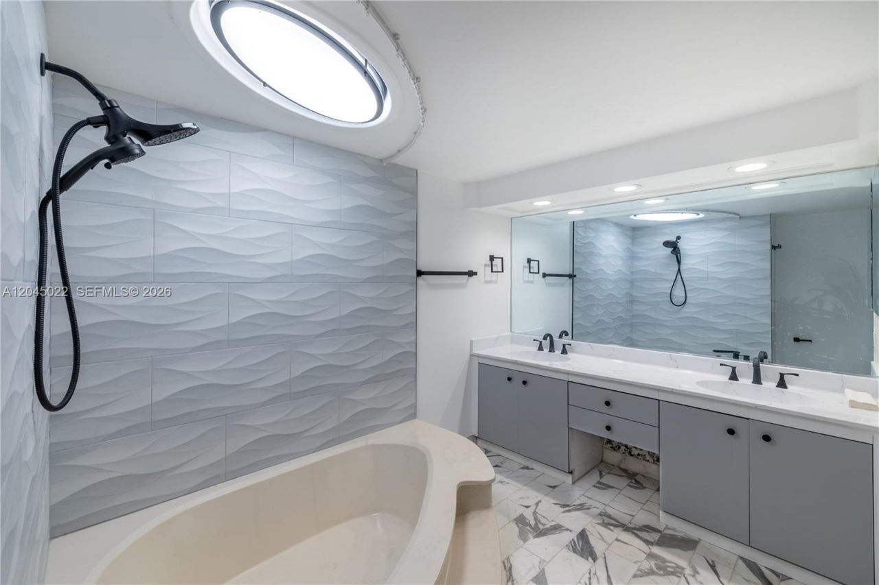 1000 Quayside Ter, Unit 1702, Miami, FL 33138 Photo