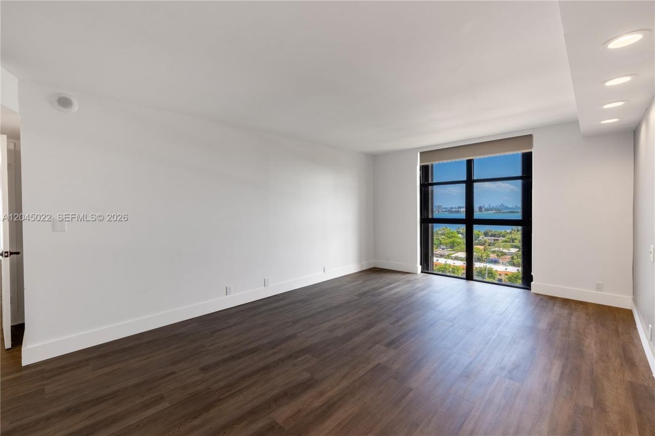 1000 Quayside Ter, Unit 1702, Miami, FL 33138 Photo