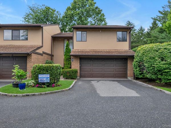 49 Wimbledon Drive , Roslyn, NY 11576
