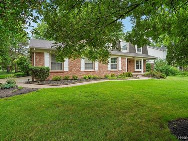 3874 Burkoff Drive, Troy, MI 48084