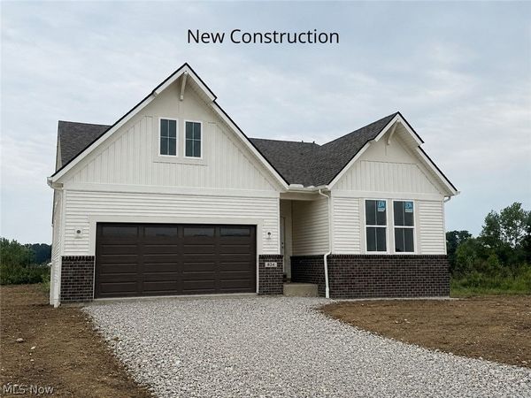 824 Colesbourne Circle, Green, OH 44685