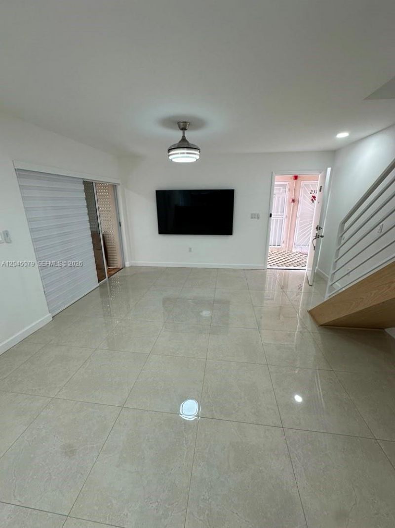 1560 W 46th St , Unit 228, Hialeah, FL 33012 Photo