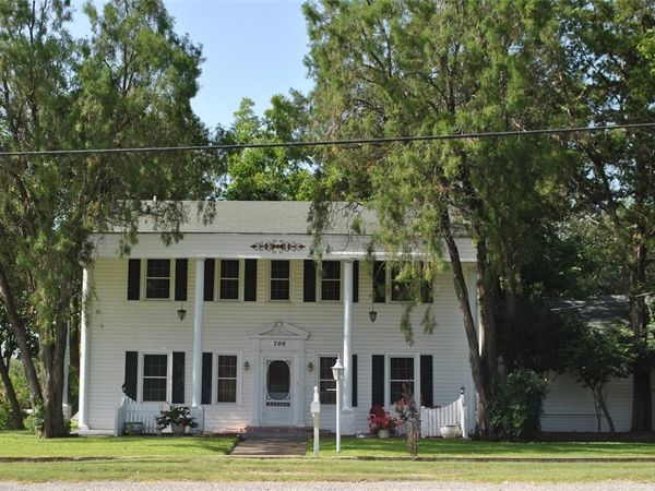 700 W Wrights Avenue, Comanche, TX 76442