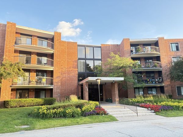 1415 E Central Road, Unit 203A, Arlington Heights, IL 60005