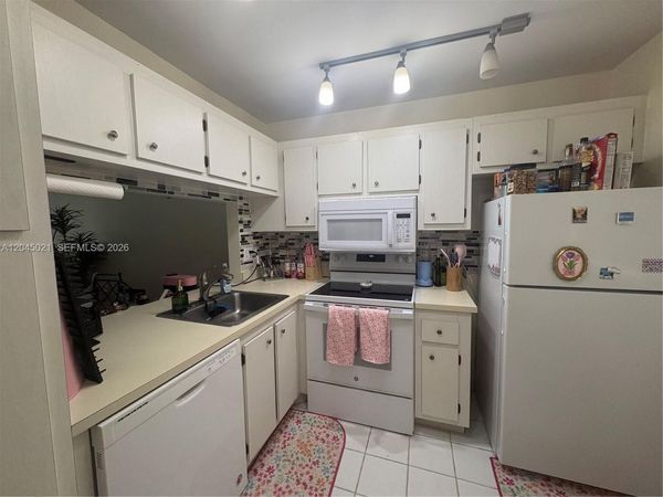 9340 Lagoon Pl , Unit 202, Davie, FL 33324
