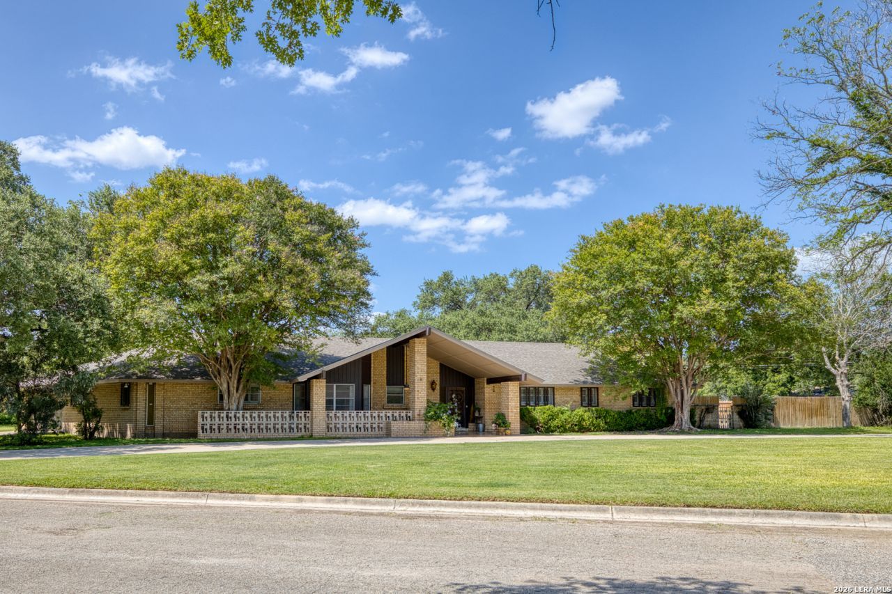 1 El Norte Cir, Uvalde, TX 78801 Main Photo