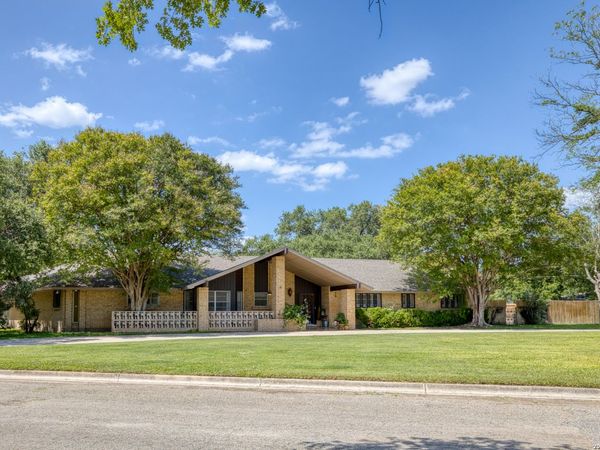 1 EL NORTE CIR, Uvalde, TX 78801