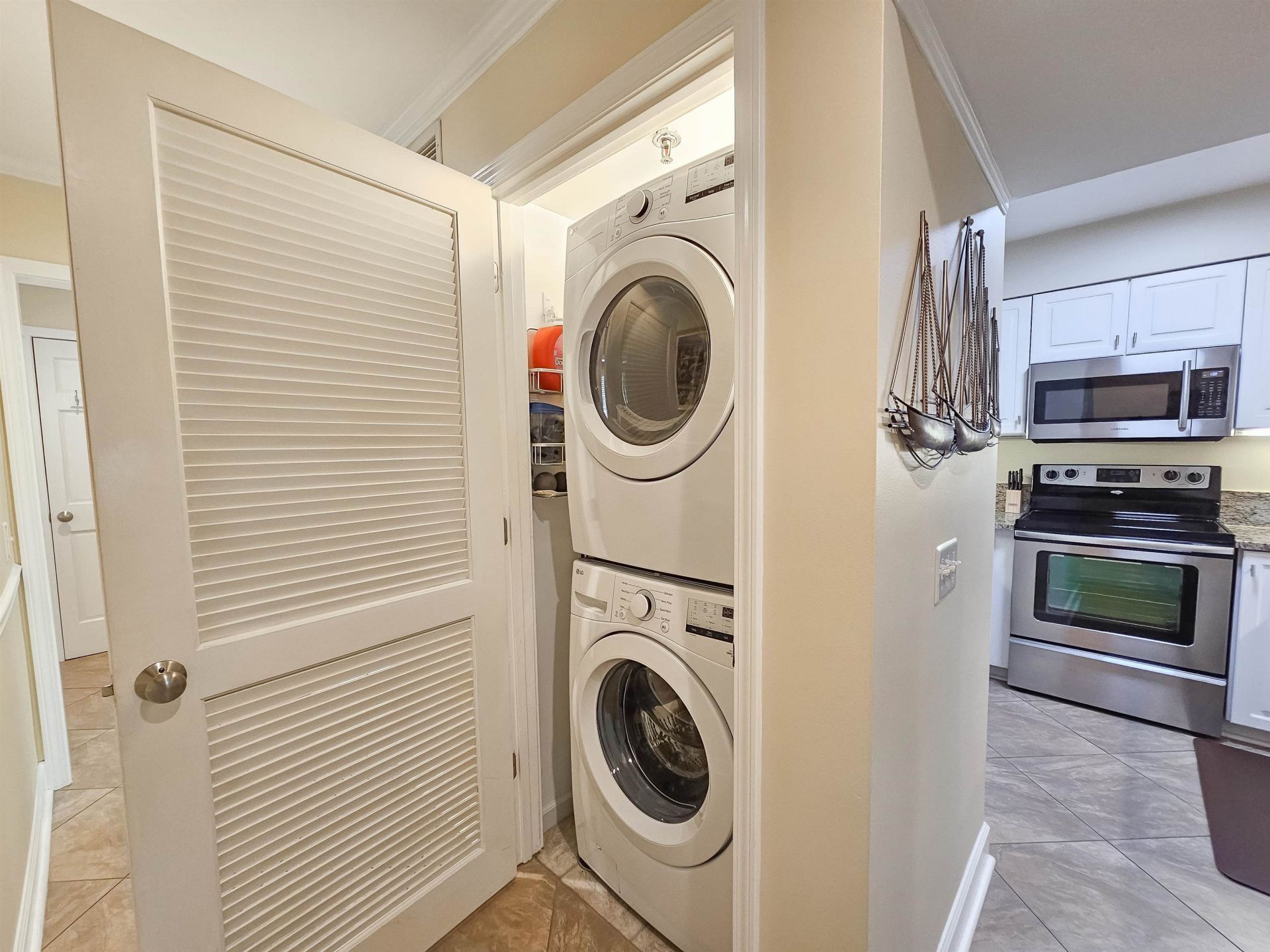 410 Melrose Pl.  Photo 25