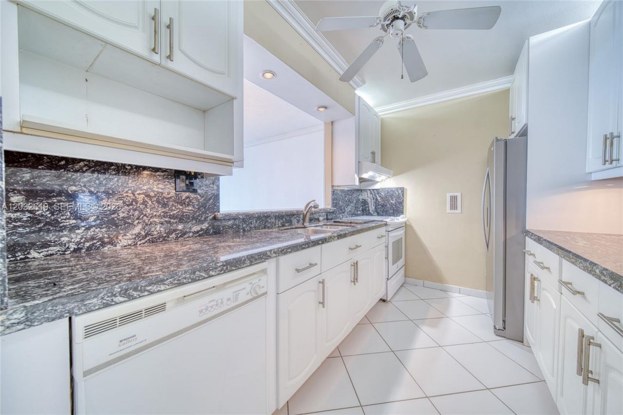 5401 Collins Ave , Unit 1135, Miami Beach, FL 33140 Photo