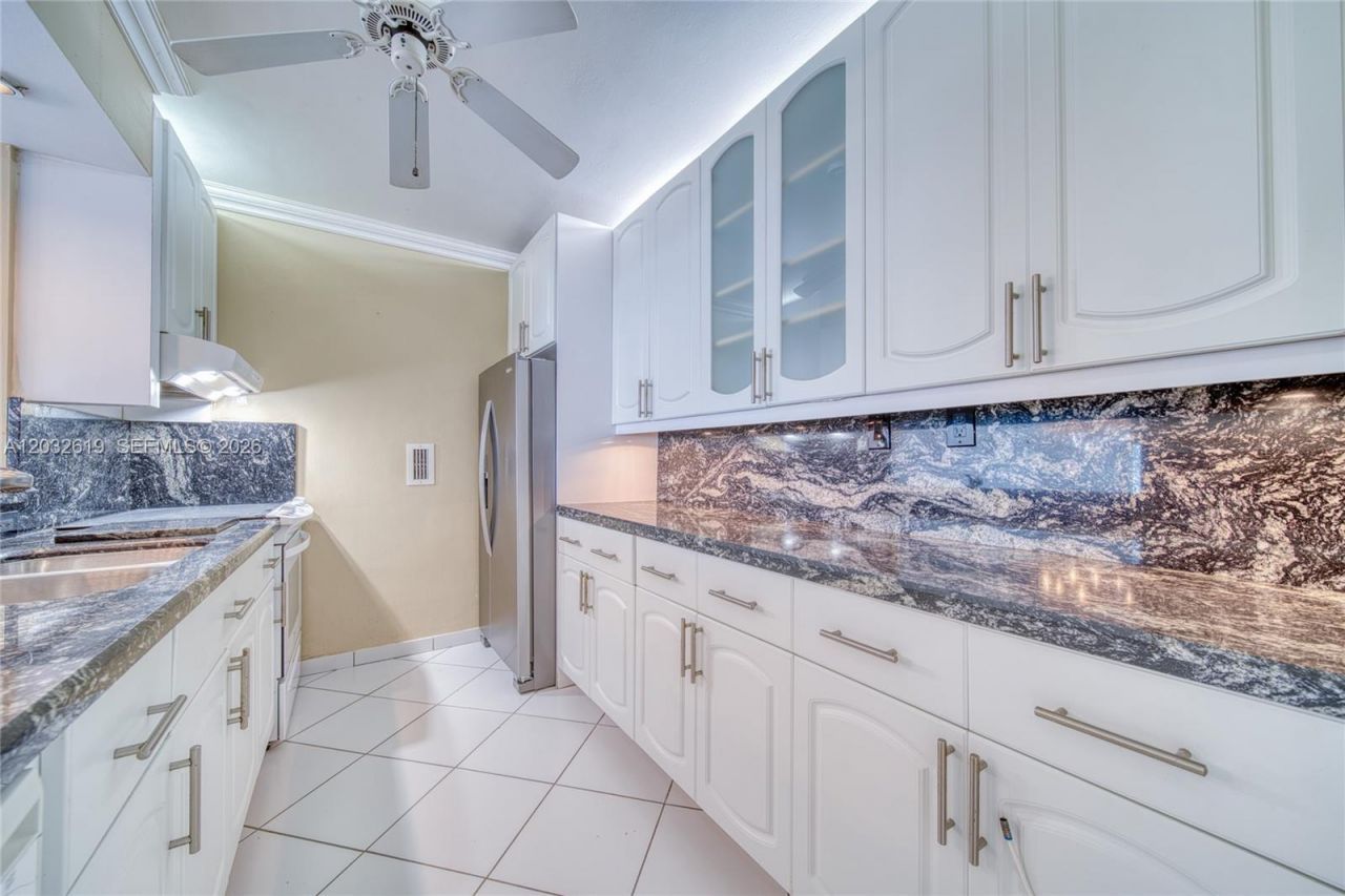 5401 Collins Ave , Unit 1135, Miami Beach, FL 33140 Photo