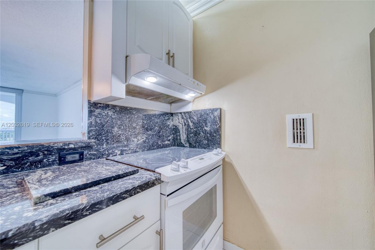 5401 Collins Ave , Unit 1135, Miami Beach, FL 33140 Photo